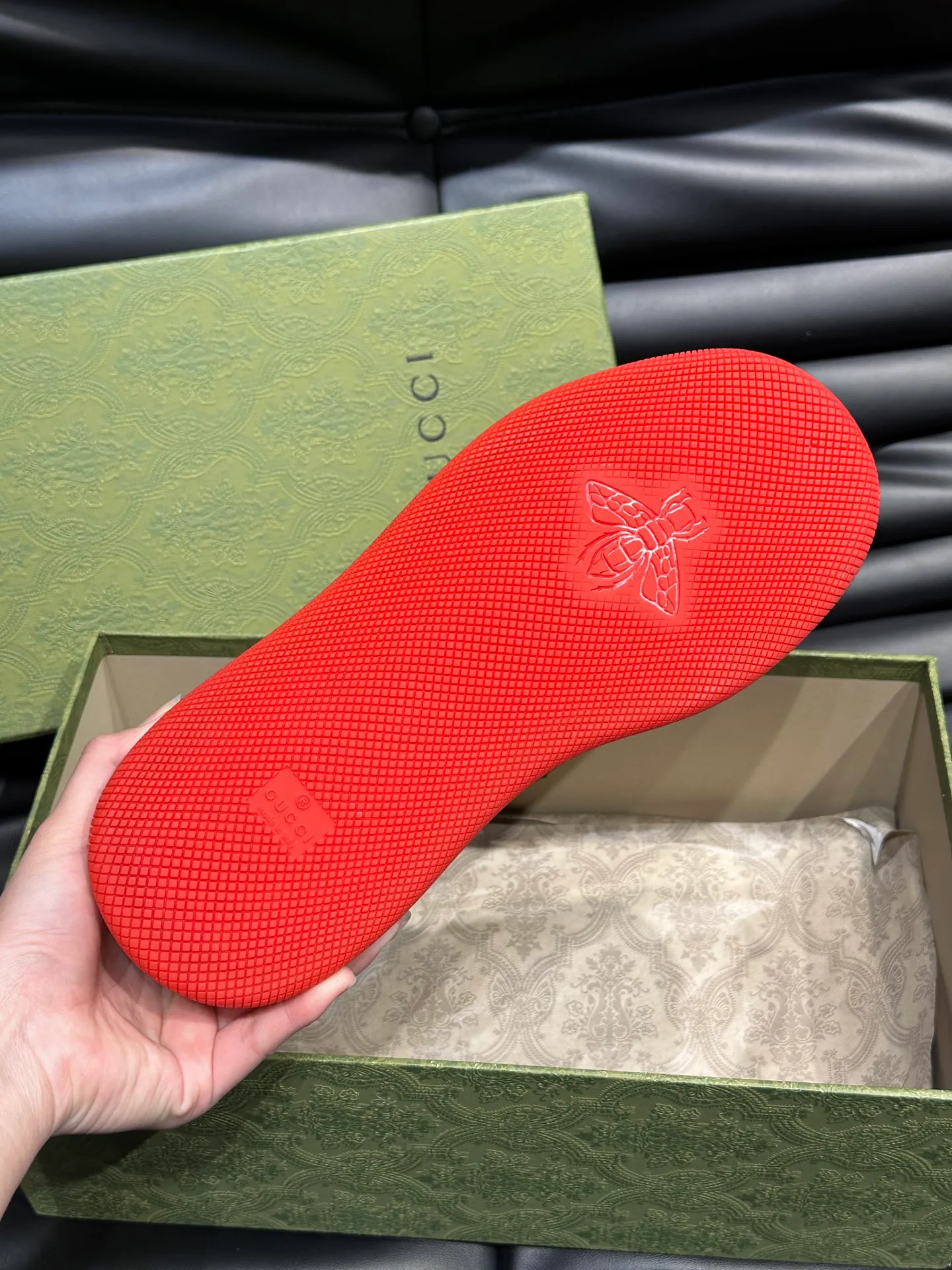 Men's men's shoes 💰p480 "GUCC*" Screener series 👫 Couple style GG thick-soled sneakers, the Screener series is inspired by the classic sneakers of the 1970s, cleverly incorporating the retro Gucci logo, two-color waterproof platform soles, and 5CM thick soles to enhance the aura, conveying the new design concept that a single product should be permanently accompanied by the passage of time, creating a retro distressed effect, decorated with metal double G oval enamel details! High-quality, versatile classic items, highly recommended. Size female 35-39, male 38-44